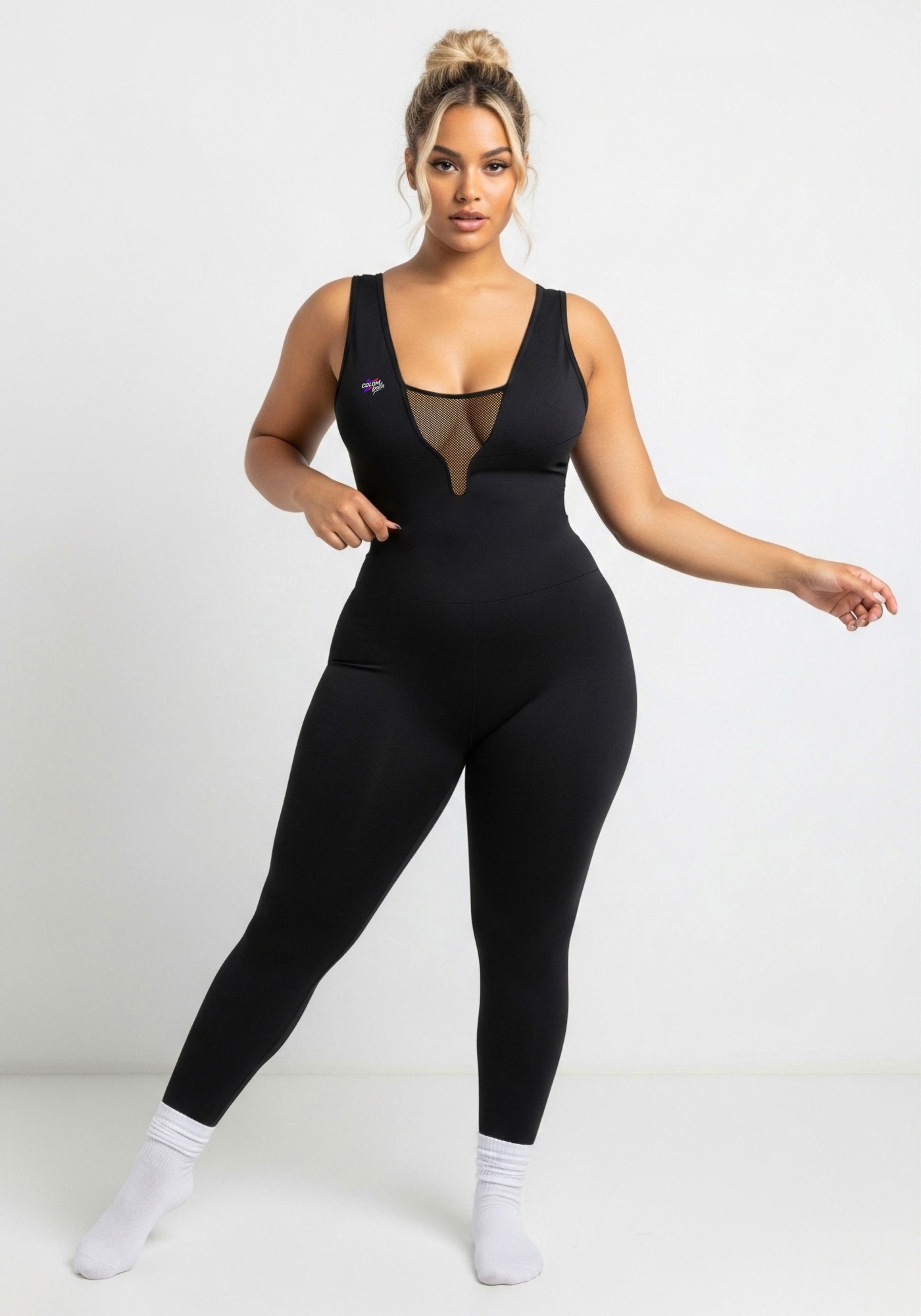 Enterizo negro Coqueta V-Mesh con escote en V y detalle de malla, tirantes cruzados y pierna larga.