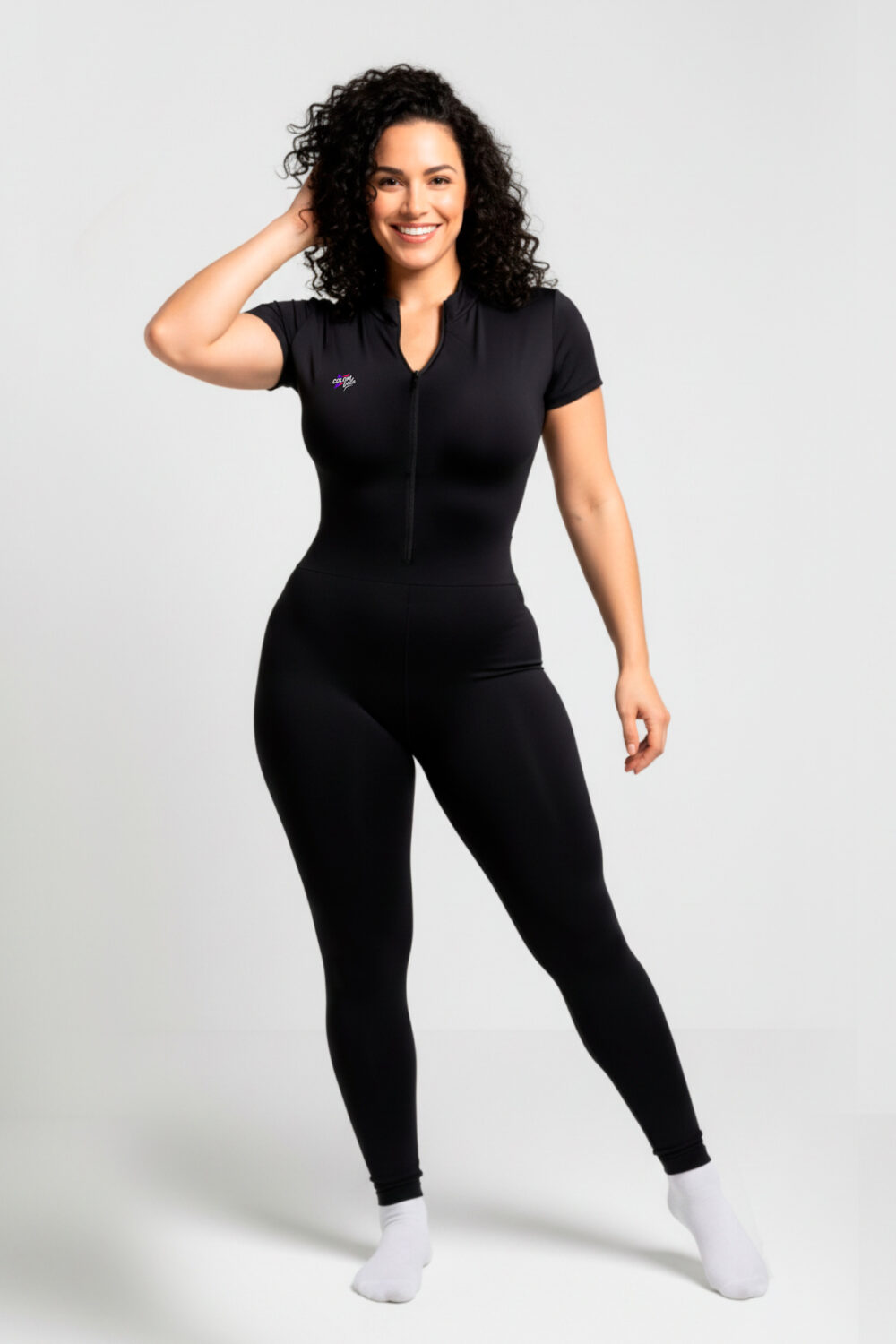 Enterizo negro Diva ZipFlex con manga corta, pierna larga y cierre frontal.