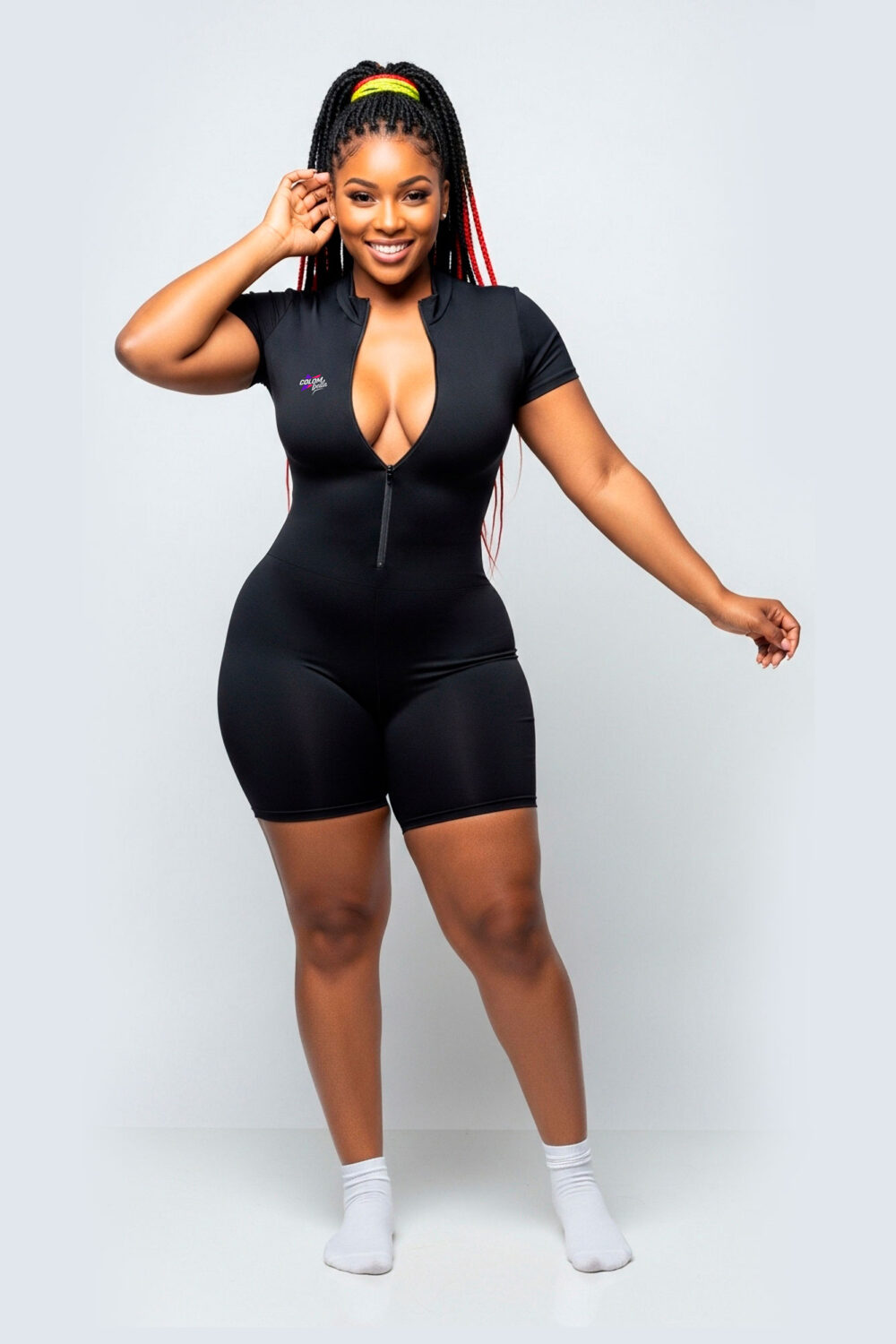 Enterizo negro Gomela ZipShort con manga corta, cierre frontal y pierna corta.