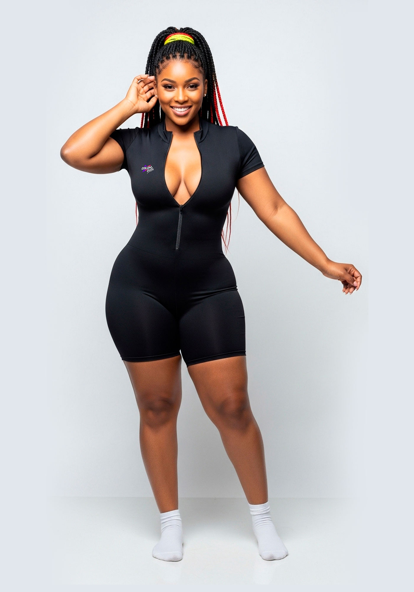 Enterizo negro Gomela ZipShort con manga corta, cierre frontal y pierna corta.