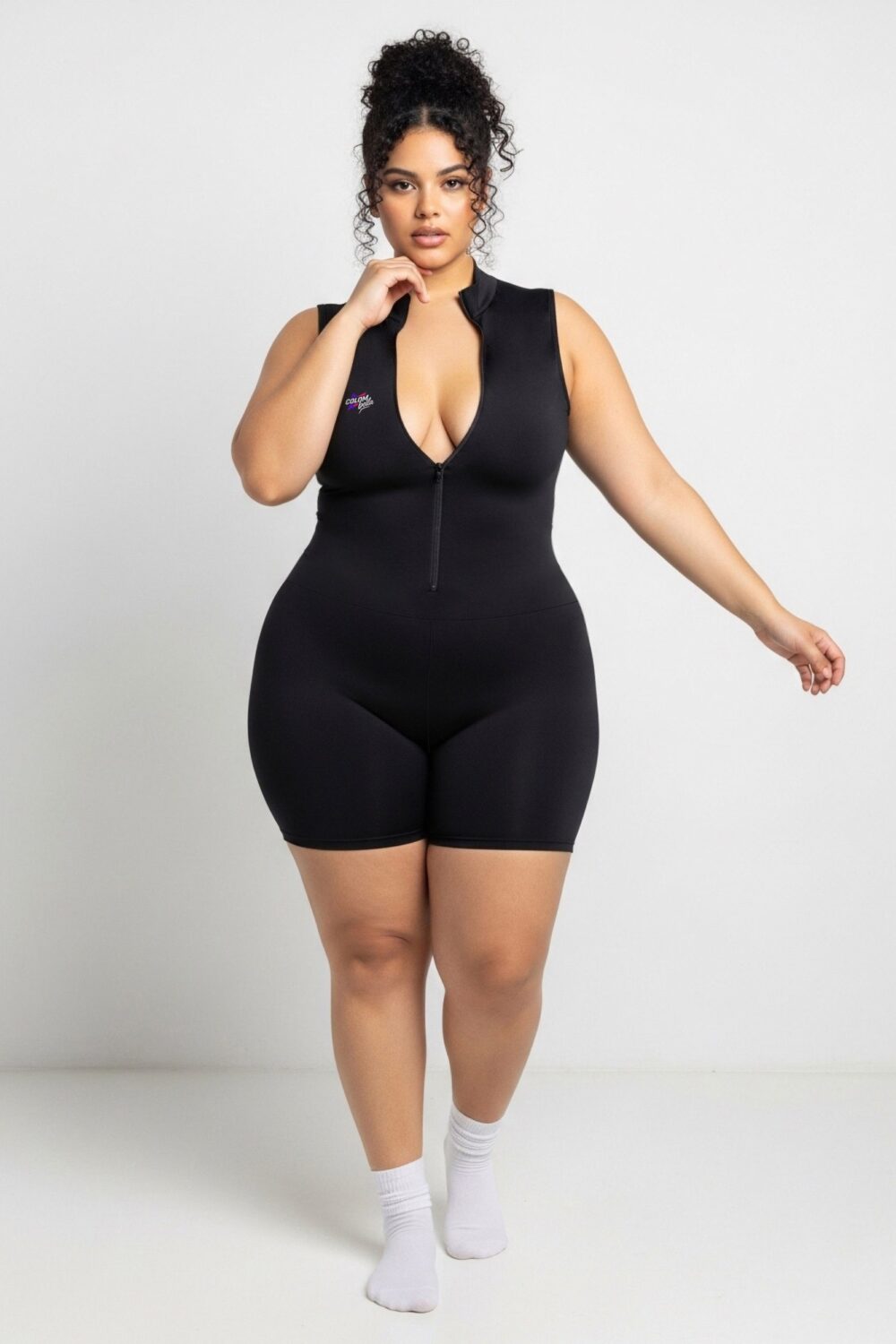 Gomela, enterizo negro con manga sisa, cierre frontal y pierna corta. Fresco, transpirable y cómodo para entrenar o uso diario.