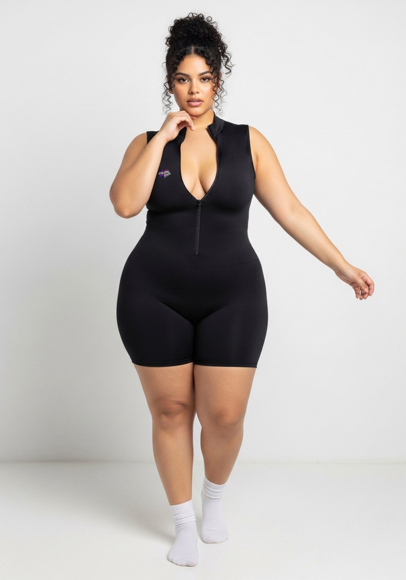 Gomela, enterizo negro con manga sisa, cierre frontal y pierna corta. Fresco, transpirable y cómodo para entrenar o uso diario.