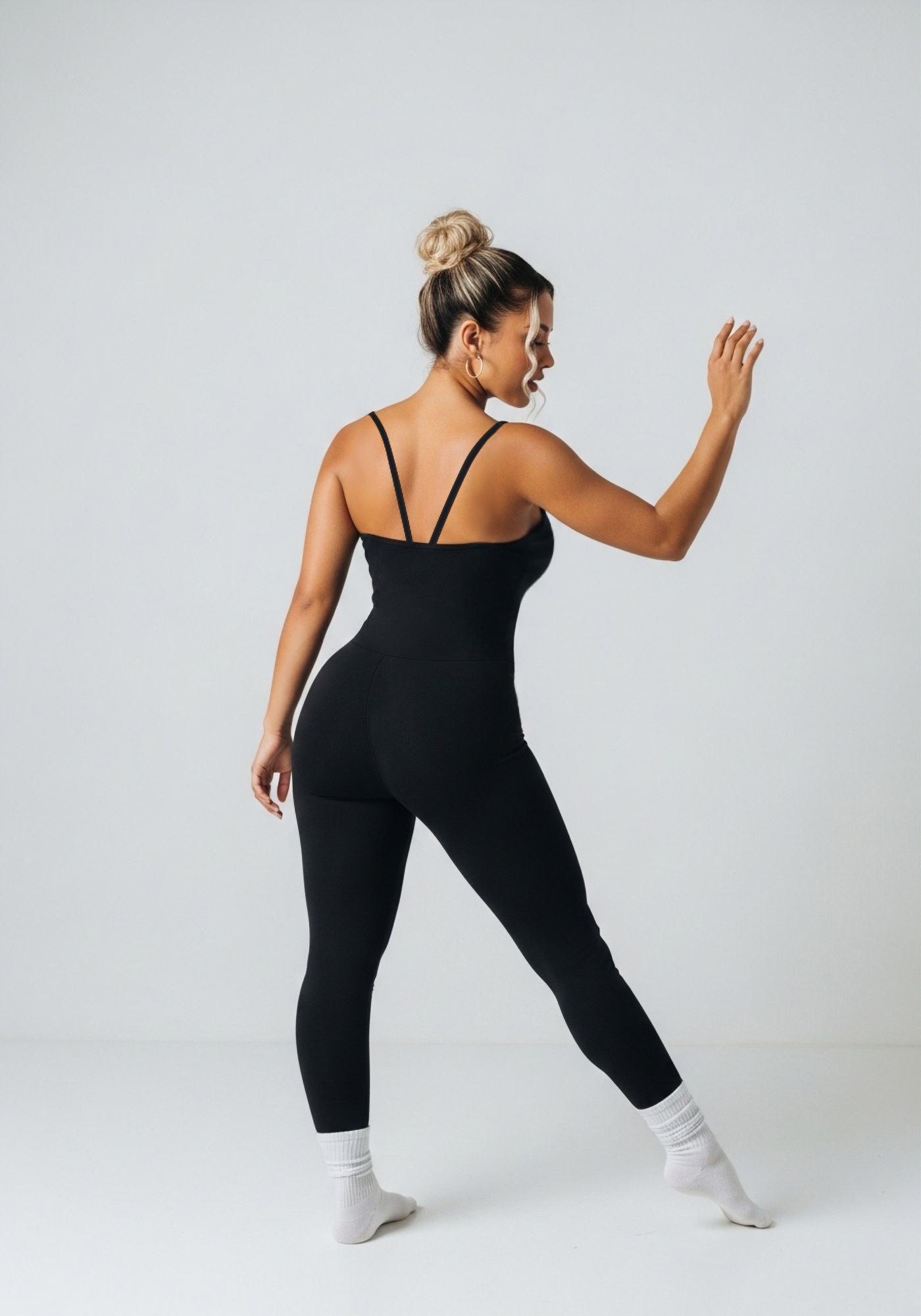 Enterizo negro Luna Classic liso con tirantes rectos y pierna larga.