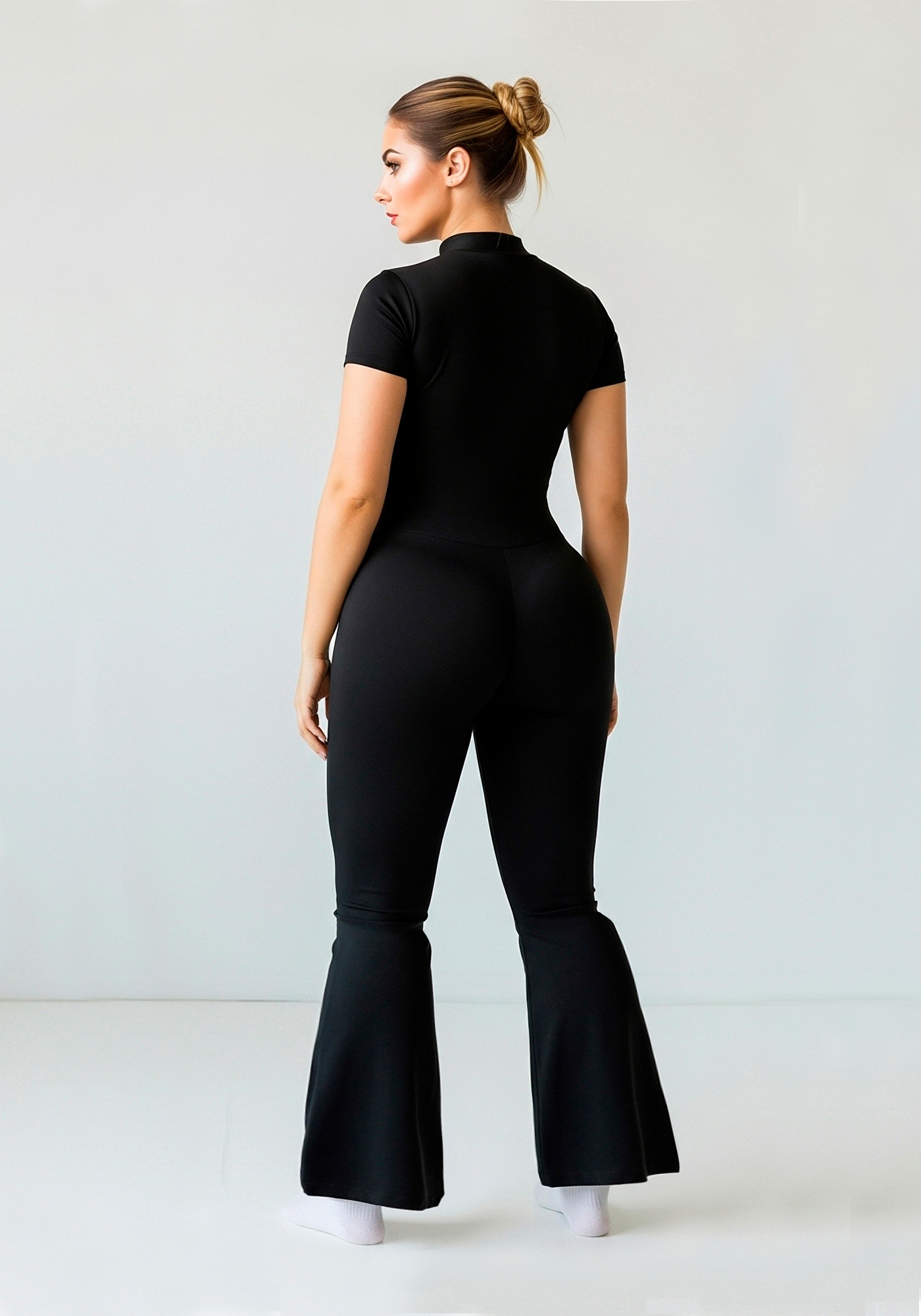 Enterizo negro Sirena ZipCampana con manga corta, cierre frontal y pierna larga acampanada.