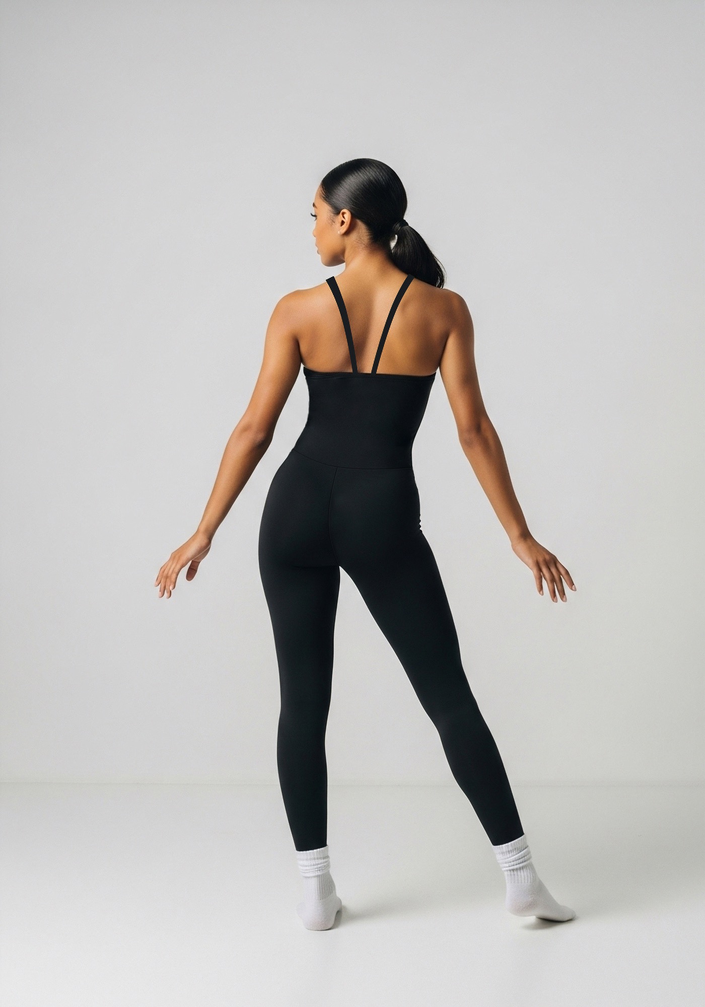 Enterizo negro Tentación Cross-V con escote cruzado, tirantes rectos y pierna larga.