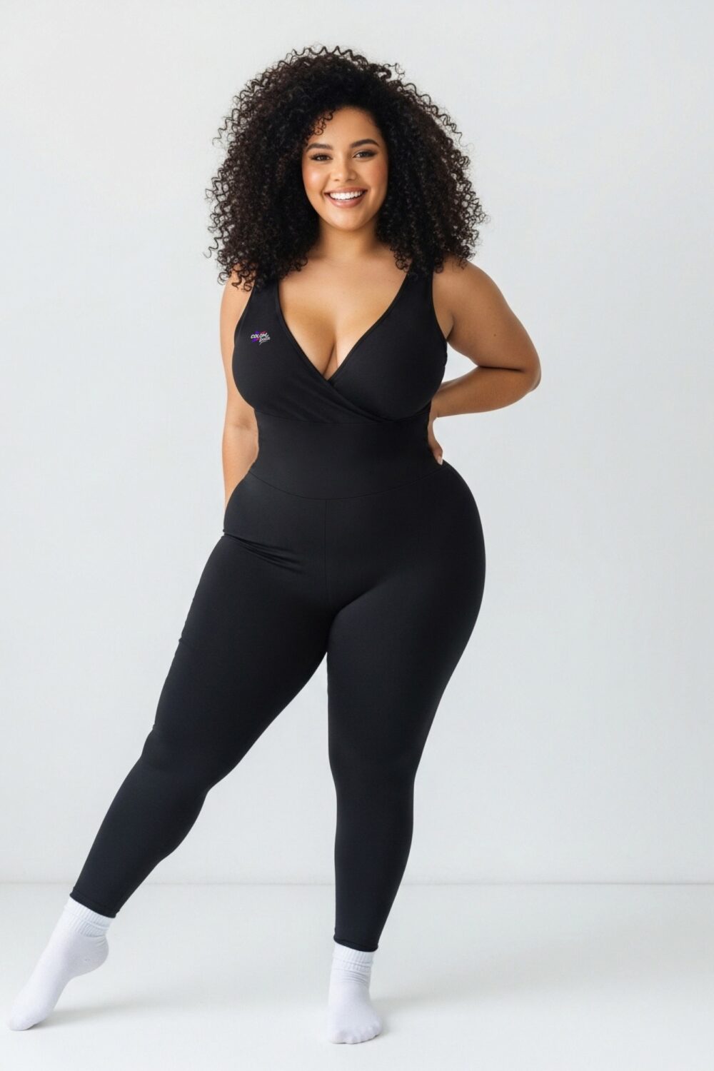 Enterizo negro Tentación Cross-V con escote cruzado, tirantes rectos y pierna larga.