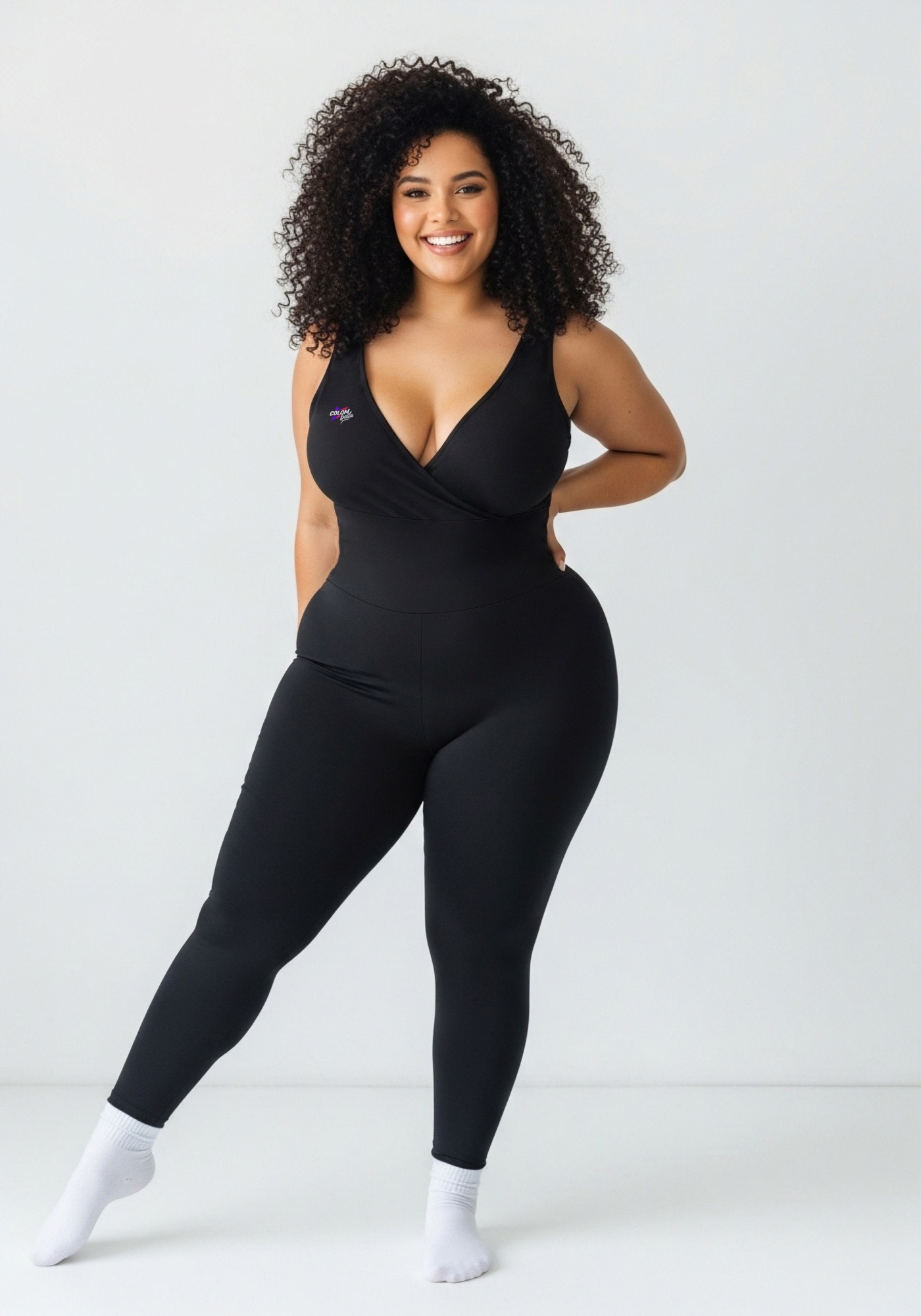 Enterizo negro Tentación Cross-V con escote cruzado, tirantes rectos y pierna larga.