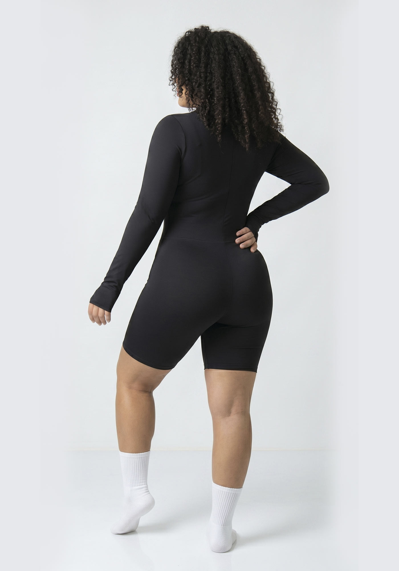 Enterizo MAR Manga Larga deportivo negro de manga larga con cierre frontal, ajuste moldeador y diseño moderno ideal para entrenamiento o uso casual.